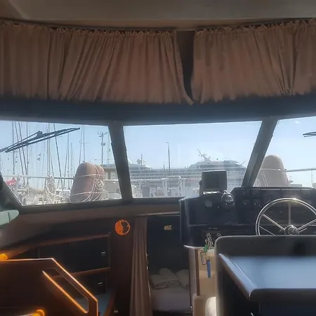 ספינת מלון Boat Holidays *